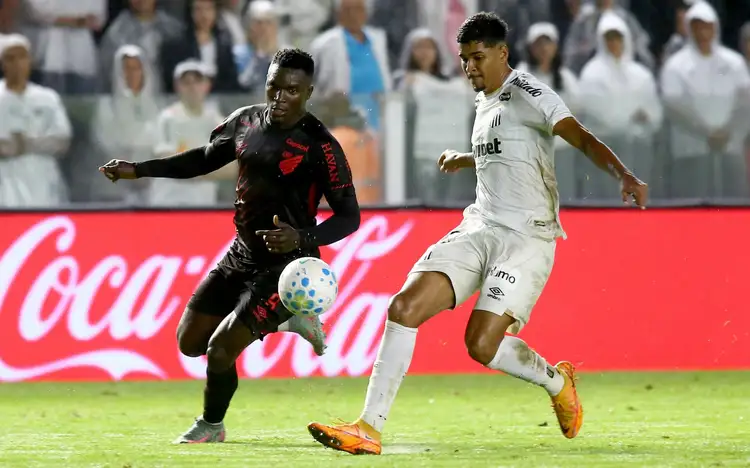 Viveros, do Athletico-PR, em lance com Ananias, do Santos (Foto: Mauricio De Souza/AGIF/Folhapress)