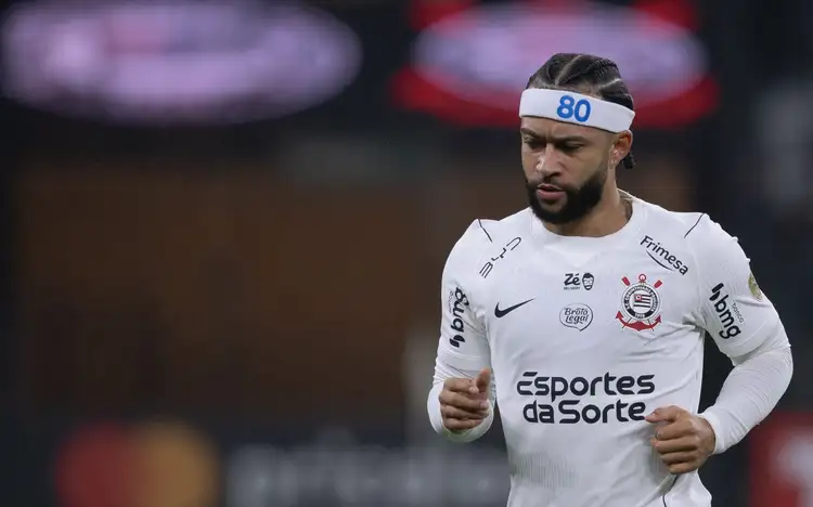 Meia-atacante Memphis Depay durante partida do Corinthians (Foto: Ettore Chiereguini/AGIF/Folhapress)