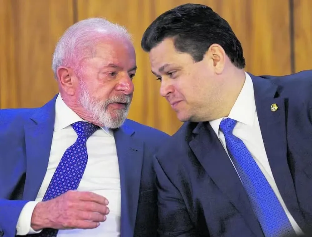 O Presidente Luiz Inácio Lula da Silva (PT) e o presidente do Senado, Davi Alcolumbre (União Brasil-AP) - Foto: Canal Gov/Reprodução