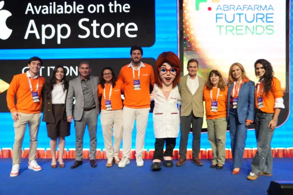 União e propósito: Membros da família Neves Santos reunidos no palco do Abrafarma Future Trends, em São Paulo, representando a liderança e a gestão do grupo Redepharma.