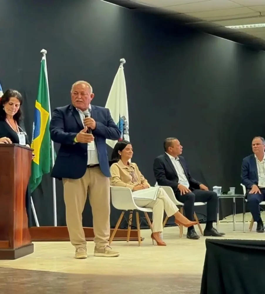 Prefeito Jacob Souto discursa para o público presente no evento.