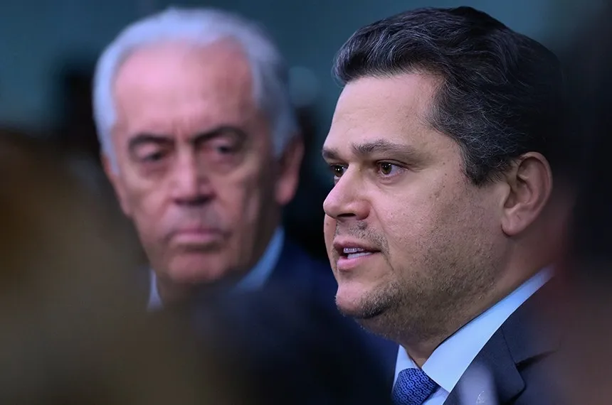 Otto Alencar, presidente da CCJ, e Davi Alcolumbre, presidente do Senado, em entrevista em novembro Marcos Oliveira/Agência Senado Fonte: Agência Senado