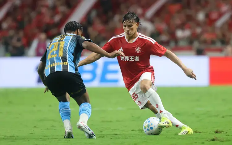 Bernabei, do Internacional, tenta levar vantagem na disputa com Tetê, do Grêmio (Foto: Ricardo Duarte / Internacional)