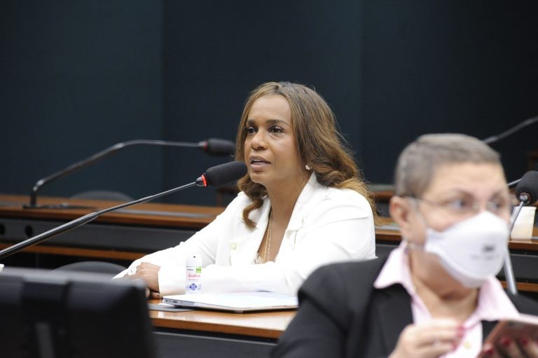 Tia Eron: proposta visa a ampliar exercício da cidadania - (Foto: Lucio Bernardo Jr. / Câmara dos Deputados)