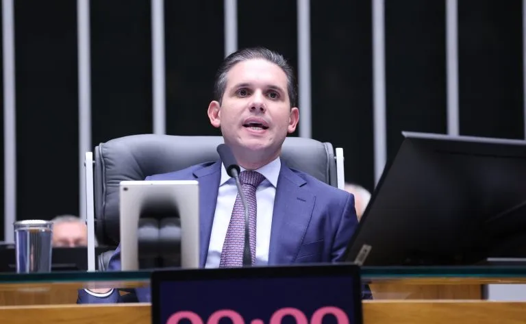 Hugo Motta: a votação foi resultado do diálogo entre Câmara, Senado e governo - Foto: Kayo Magalhães/Câmara dos Deputados Fonte: Agência Câmara de Notícias
