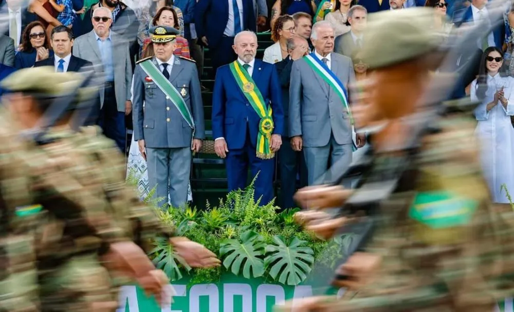 Em vários momentos do desfile, o público gritou o nome do presidente e pediu o fim da escala 6x1 - Foto: Ricardo Stuckert