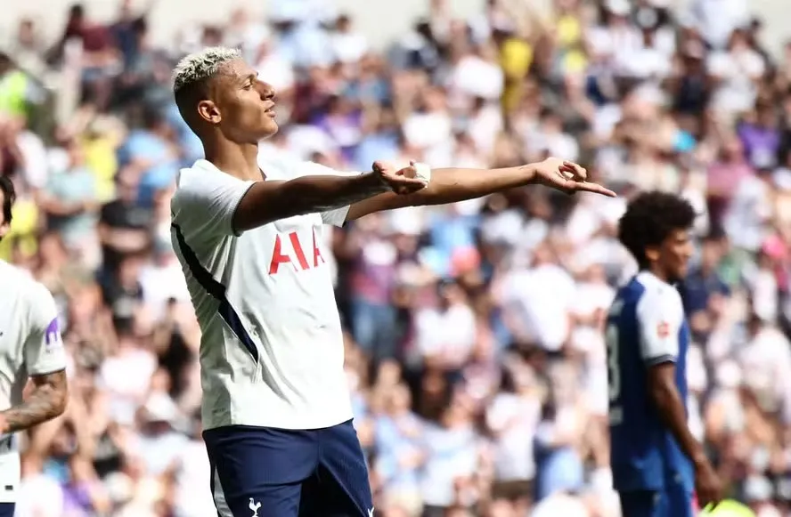 Richarlison não foi inscrito pelo Tottenham na Premier League — Foto: Henry Nicholls / AFP