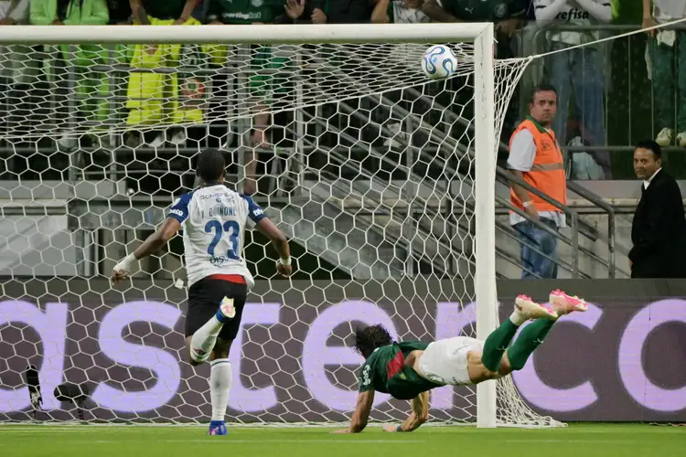 Giay abre o placar para o Palmeiras contra a LDU, no Nubank Parque, pelo jogo de ida das quartas de final da Libertadores (Foto: Nelson Almeida / AFP)