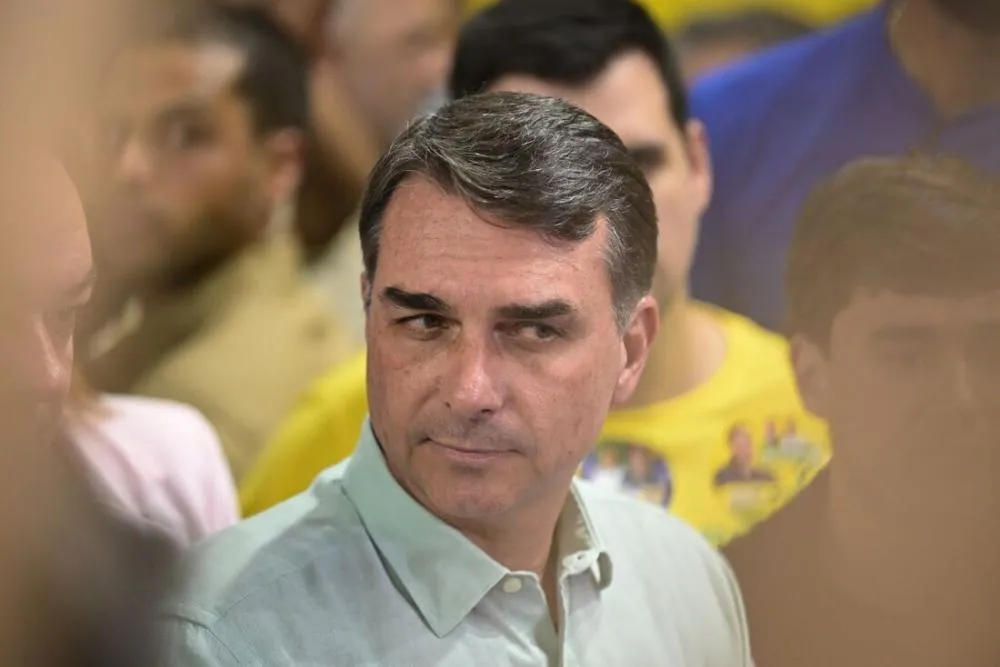 Flávio Bolsonaro usou em campanha imóvel de advogado alvo de buscas da PF no caso INSS, diz revista - Foto: Gledston Tavares/AFP