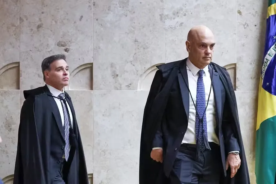 Ministros André Mendonça e Alexandre de Moraes em sessão no STF após revelação de mensagens com Vorcaro - Foto: Antonio Augusto/STF