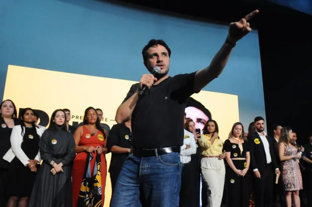 Renan Santos em agenda em Olinda - Foto: Ricardo Fernandes/Folha de Pernambuco