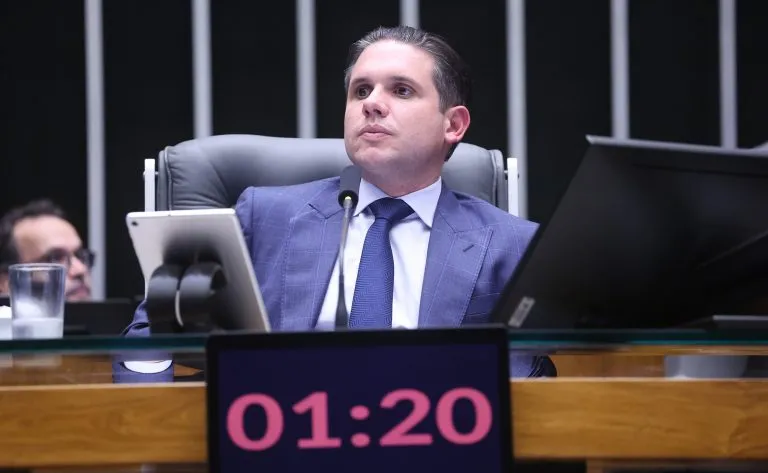 Hugo Motta: “Qualidade de vida para trabalhadores” - Foto: Kayo Magalhães / Câmara dos Deputados Fonte: Agência Câmara de Notícias