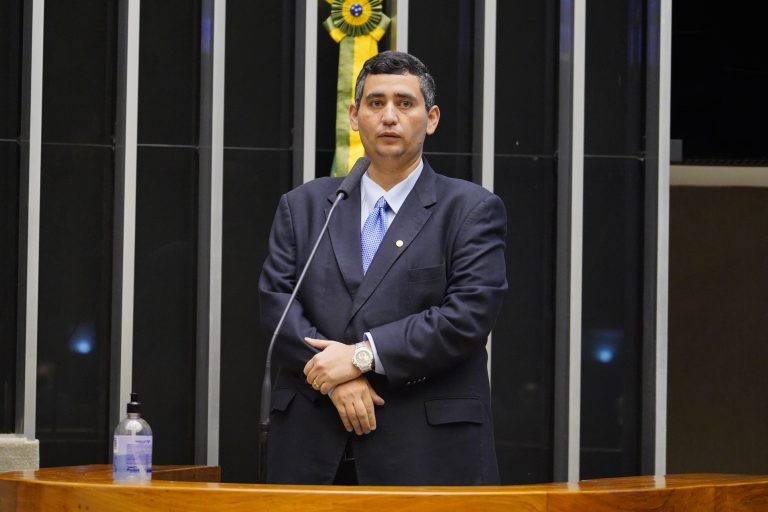 Lopes: destinação dos resíduos sólidos não precisa onerar os municípios - (Foto: Pablo Valadares/Câmara dos Deputados)