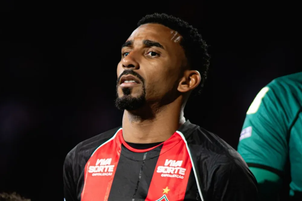 Mateus Silva, do Vitória, reclamou das decisões de Sávio Pereira Sampaio - Fotos: Victor Ferreira/EC Vitória