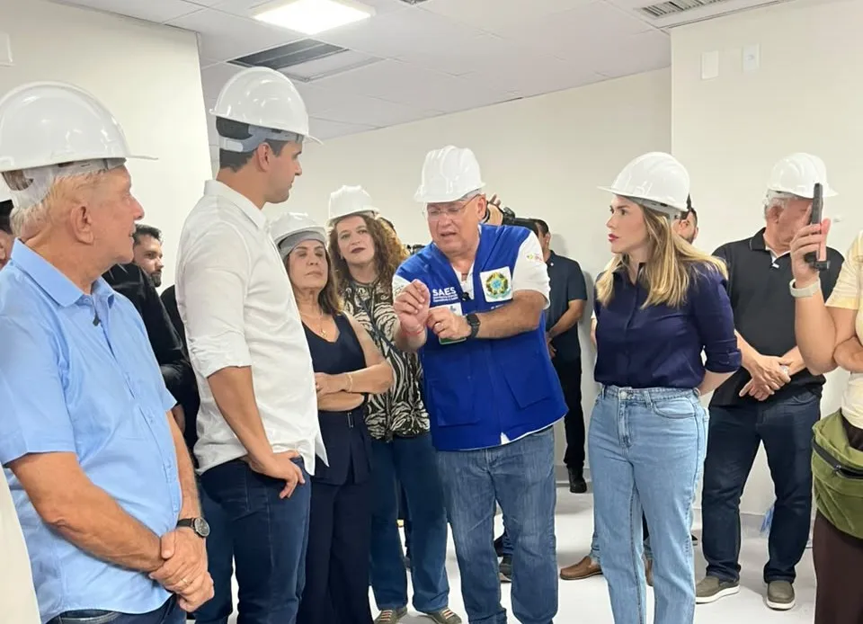Governador escuta explicação do representante do Ministério da Saúde sobre instalação do acelereador linear.