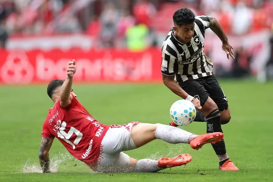 Com gols de Matheus Bahia, Juninho e Bernabei, Colorado superou a equipe comandada por Tite e somou três pontos em casa. - Foto: Vitor Silva/Botafogo
