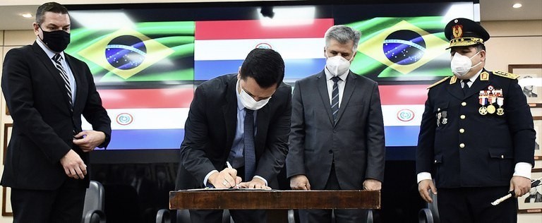 O ministro Anderson Torres assinou acordos com o ministro do Interior do Paraguai, Arnaldo Giuzzio - (Foto: Divugalção/Governo Federal)
