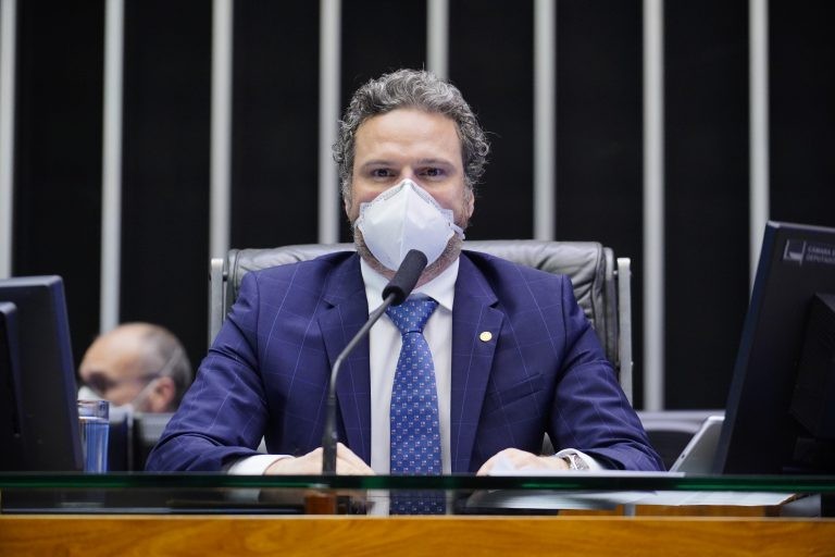Fred Costa: projeto coíbe laudos falsos de Covid-19 ou de comorbidades - (Foto: Pablo Valadares/Câmara dos Deputados)