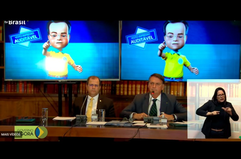 Em transmissão ao vivo pela TV Brasil, Bolsonaro exibiu vídeos e teorias que já foram desmentidos pelo Tribunal Superior Eleitoral - Reprodução/Tv Brasil