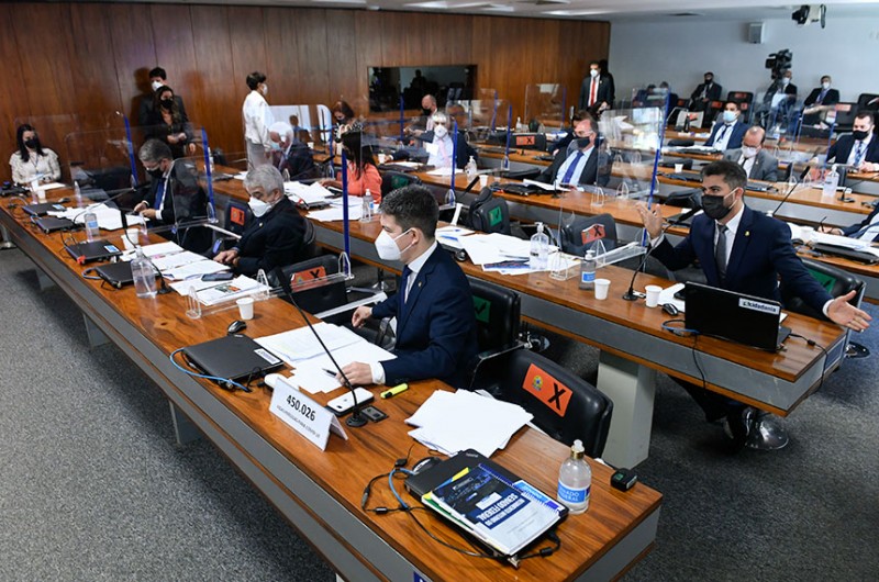 O requerimento é do vice-presidente da CPI, Randolfe Rodrigues (C)