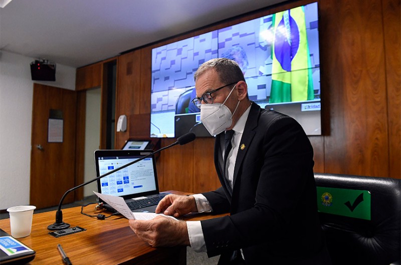 O senador Fabiano Contarato foi o relator da proposta, que inclui desempenho acadêmico e condição social entre os critérios de seleção - Jefferson Rudy/Agência Senado