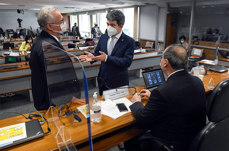 Para o relator, Renan Calheiros (à esq.), e o vice-presidente, Randolfe Rodrigues (centro), a CPI já reúne elementos para convocar o atual ministro da Defesa, general Walter Braga Netto, ex-chefe da Casa Civil 