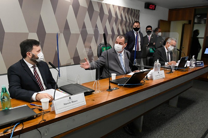 Blanco, o presidente da CPI, Omar Aziz, e o relator, Renan Calheiros - Jefferson Rudy/Agência Senado