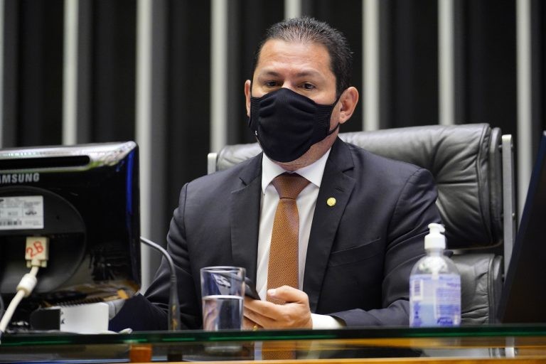 O vice-presidente da Câmara, Marcelo Ramos, preside a sessão - (Foto: Pablo Valadares/Câmara dos Deputados)