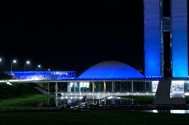 O Senado Federal está iluminado com a cor azul desde domingo (8) para lembrar o Dia Nacional da Atrofia Muscular Espinhal (AME) - Roque de Sá/Agência Senado