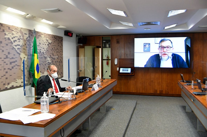 Comissão de Educação aprovou requerimento do senador Flávio Arns (tela) que cria subcomissão temporária para discutir manutenção das aulas remotas e retorno seguro ao presencial nas escolas - Leopoldo Silva/Agência Senado