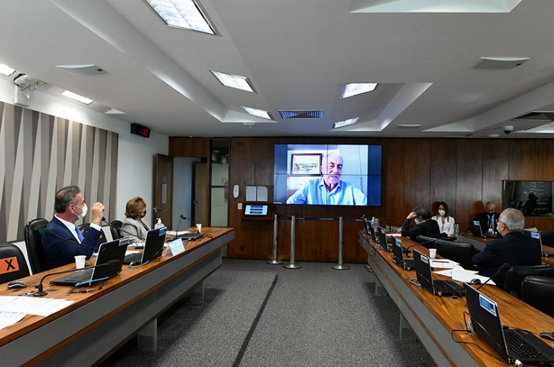 Otto Alencar (telão) relata o projeto na reunião semipresencial da Comissão de Assuntos Sociais - Roque de Sá/Agência Senado