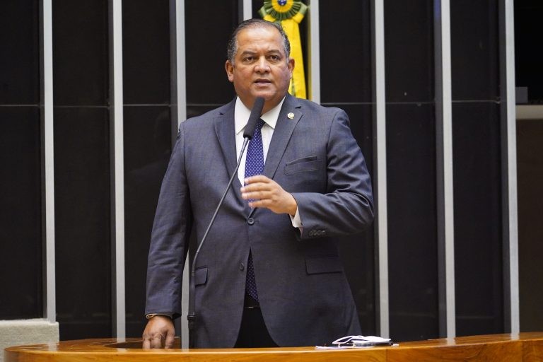 O relator, senador Eduardo Gomes, diz que a medida deve ter impacto orçamentário de R$ 22 milhões - (Foto: Pablo Valadares/Câmara dos Deputados)