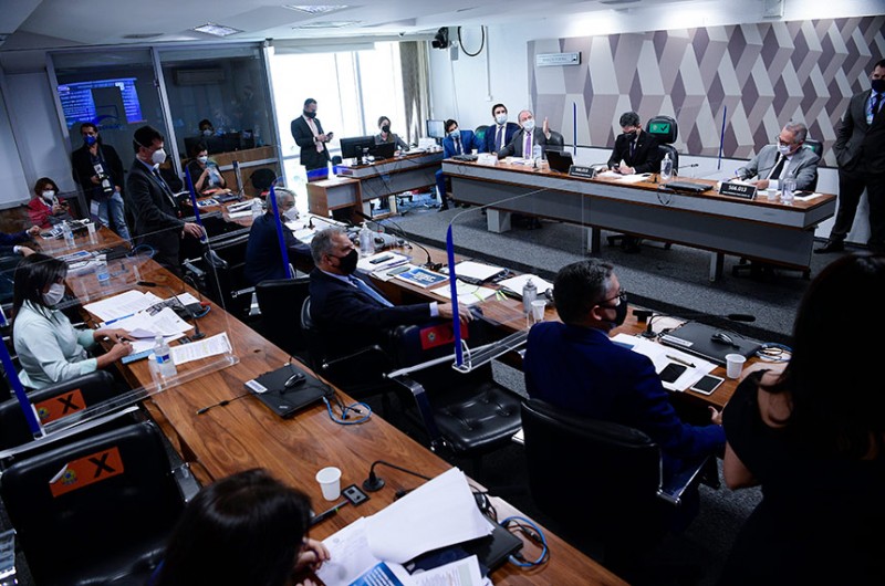 O tema foi levado à CPI da Pandemia pelo líder do governo na Câmara, Ricardo Barros (2º à esq. na mesa), que depôs nesta quinta