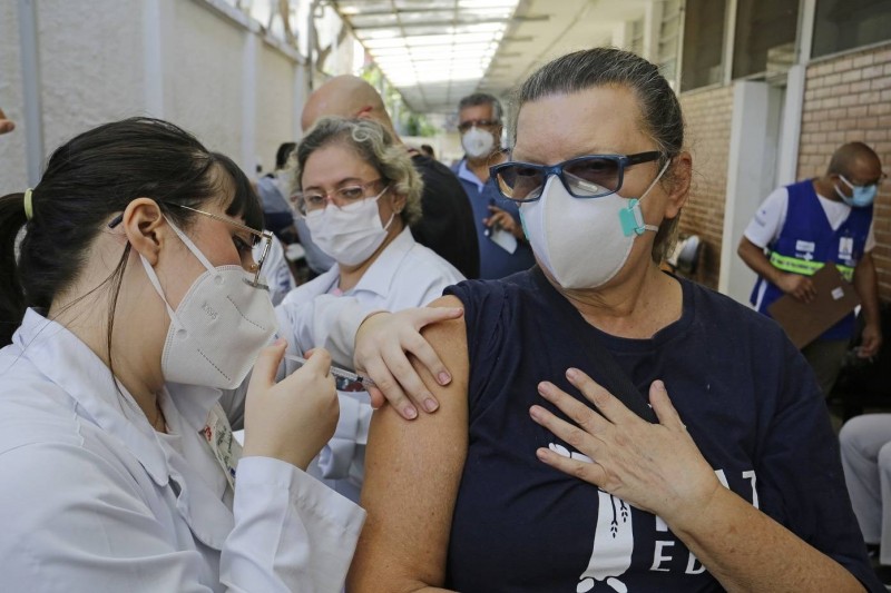 Cerca de 58% do grupo prioritário já tomaram a primeira dose da vacina - (Foto: Nelson Antoine/Estadão Conteúdo - 6.5.2021)