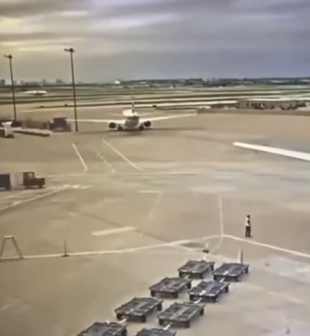 Vídeo mostra momento em que asa de aeronave bate no poste de iluminação - (Foto: Reprodução/Youtube)