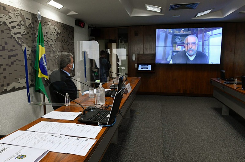 O presidente da comissão, Sérgio Petecão, ouve o relator, Paulo Paim - Roque de Sá/Agência Senado