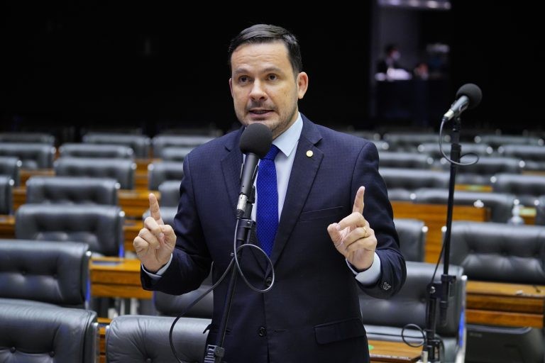 Neto mudou o critério para beneficiar quem mais combate o crime - (Foto: Pablo Valadares/Câmara dos Deputados)