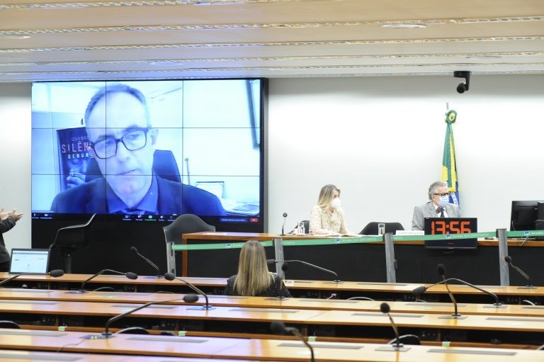 Mauricio Cunha (telão): texto não limita quantidade pensões por família - (Foto: Gustavo Sales/Câmara dos Deputados)