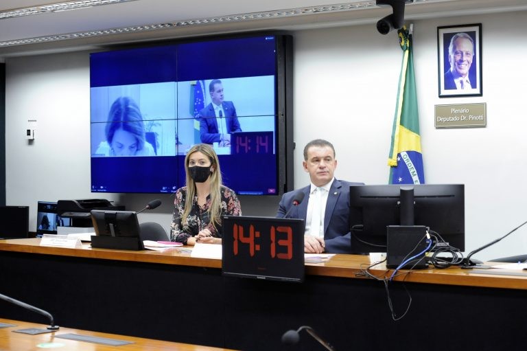 Greyce Elias (E) e Roman, relatora e coordenador do GT que estuda mudanças na legislação - (Foto: Gustavo Sales/Câmara dos Deputados)