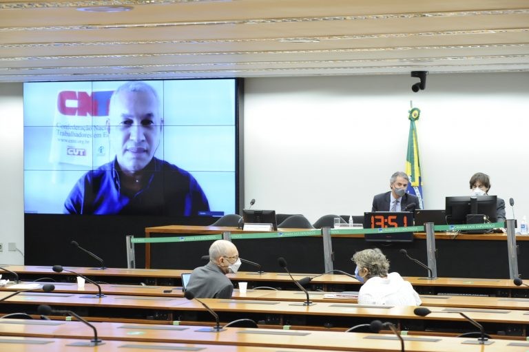 Heleno Araújo (no telão) defendeu a rejeição da reforma administrativa - (Foto: Gustavo Sales/Câmara dos Deputados)