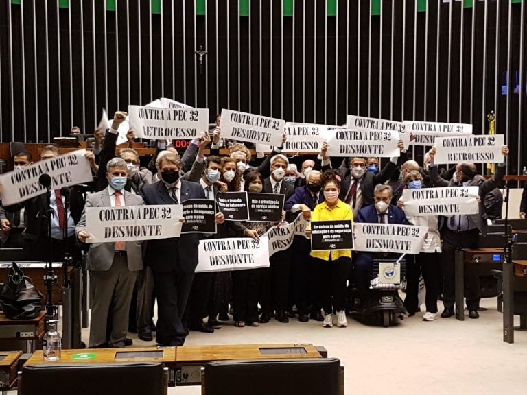 Deputados de partidos de oposição exibem cartazes contra a PEC - (Foto: Johnathan Cornélio/Câmara dos Deputados)