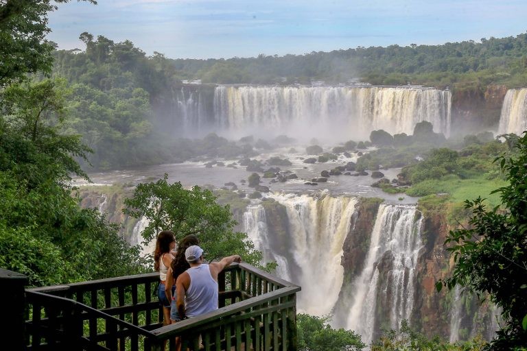 Turistas visitam as Cataratas do Iguaçu, no Paraná - (Foto: José Fernando Ogura/AEN)