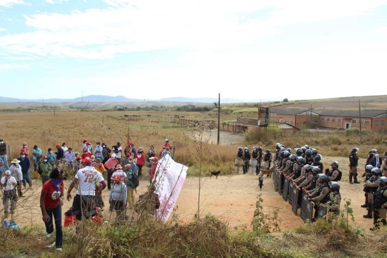 Manifestantes em confronto com a polícia em área quilombola no sul de Minas Gerais - (Foto: Gean Gomes/MST)