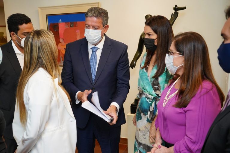 Deputados do grupo de trabalho com o presidente da Câmara, Arthur Lira (C) - (Foto: Pablo Valadares/Câmara dos Deputados)