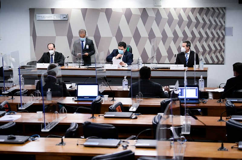 O presidente da Comissão de Constituição e Justiça, Davi Alcolumbre (ao centro), em reunião do colegiado em julho - Pedro França/Agência Senado