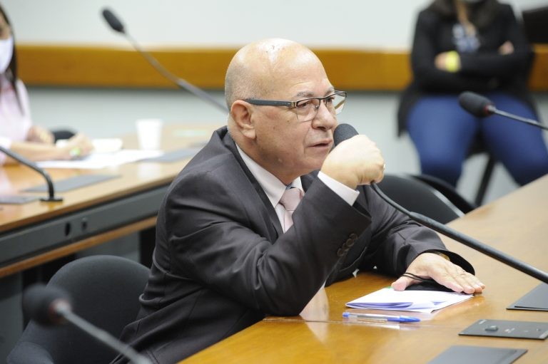 Professor Alcides, relator do projeto de lei - (Foto: Gustavo Sales/Câmara dos Deputados)