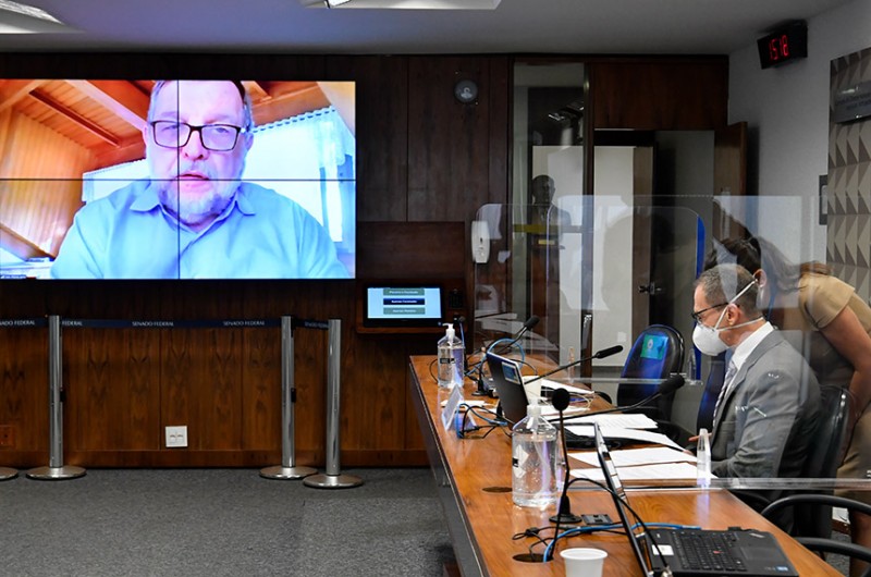 Substitutivo de Flávio Arns (na tela) exige legendagem descritiva nos cinemas; objetivo é oferecer mais acessibilidade a pessoas com deficiência auditiva - Waldemir Barreto/Agência Senado