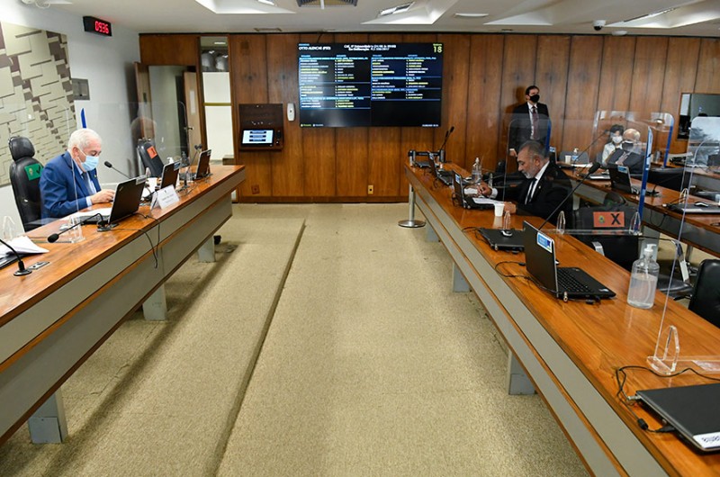 Telmário Mota (à dir.) lê relatório de Omar Aziz na reunião da CAE, presidida por Otto Alencar (à esq.) - Jefferson Rudy/Agência Senado
