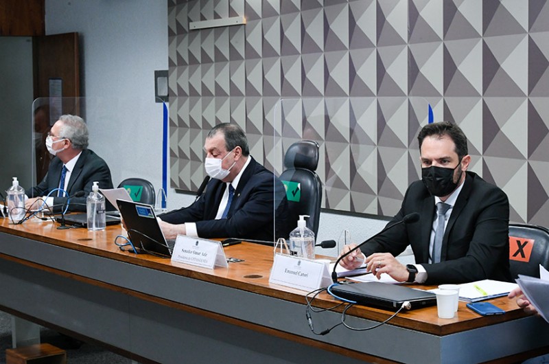 O relator, Renan Calheiros, o presidente da CPI, Omar Aziz, e Emanuel Catori - Edilson Rodrigues/Agência Senado