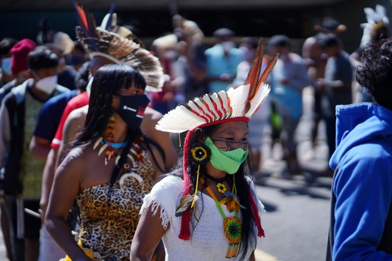 Lideranças indígenas em Brasília, durante manifestação - (Foto: Pablo Valadares/Câmara dos Deputados)